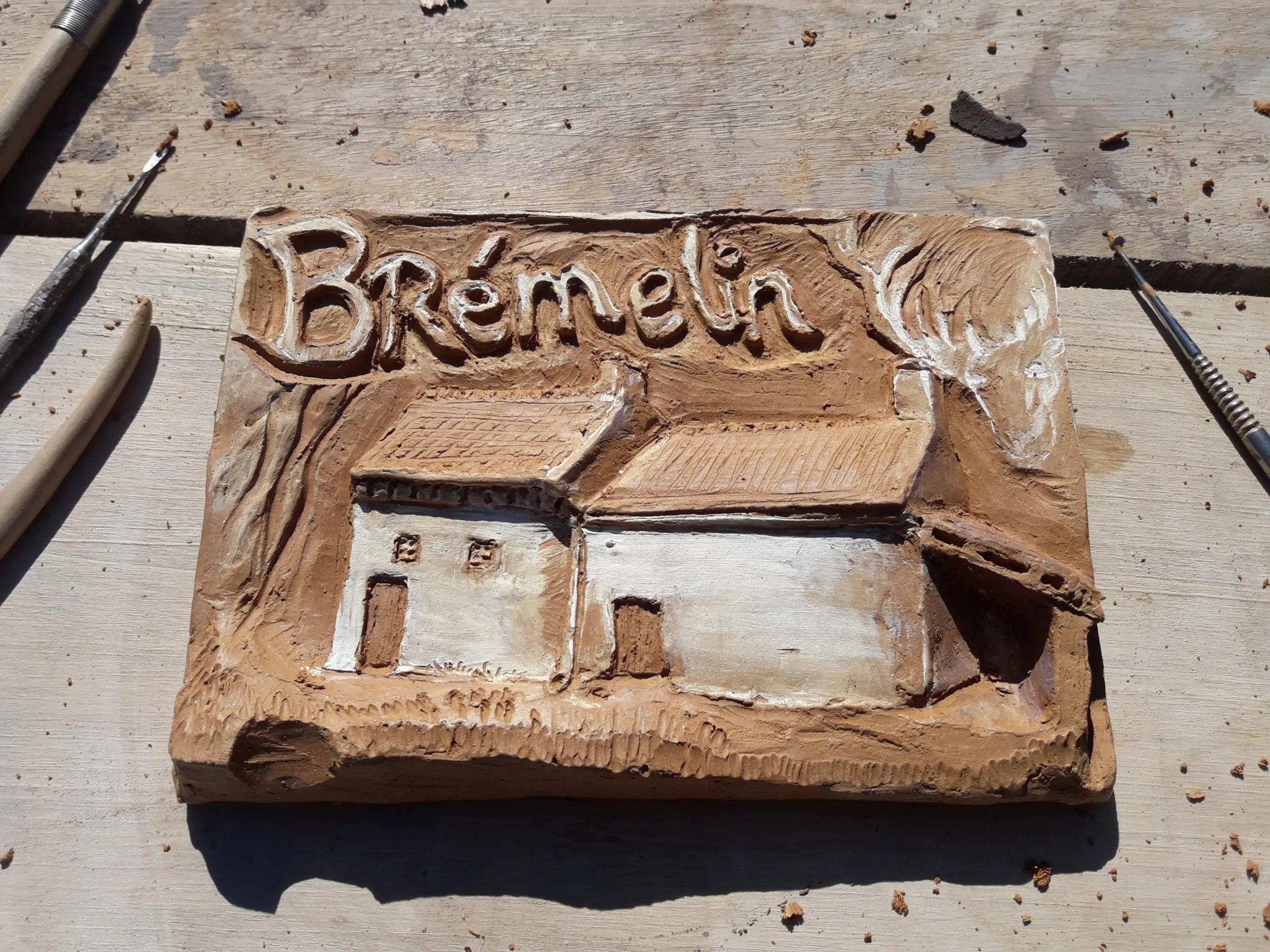 plaque funéraire en Terre du Fuilet représentant une maison de famille