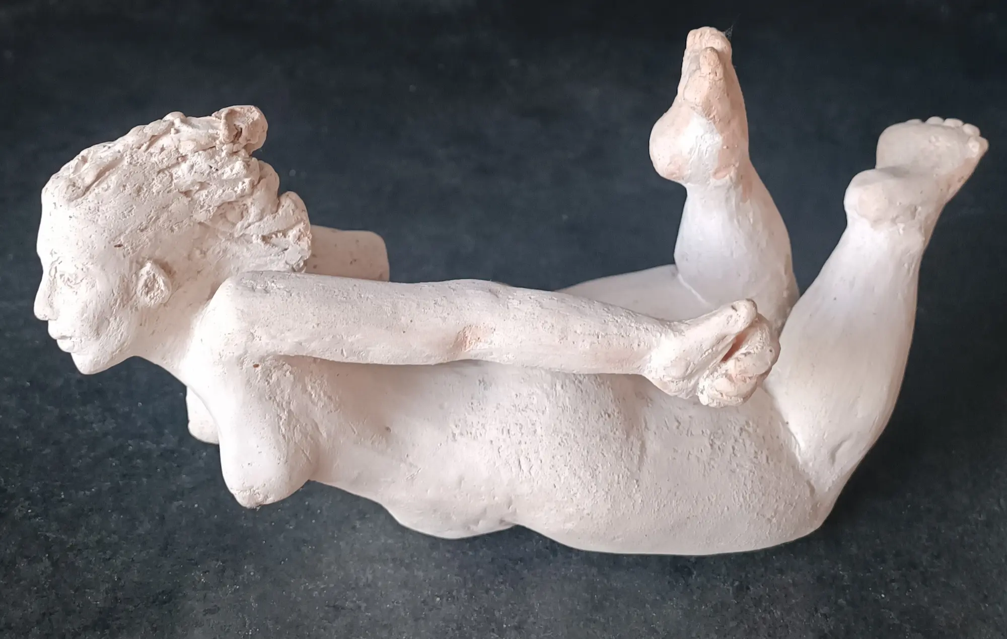 femme libre sculpture grosse femme qui vole en argile