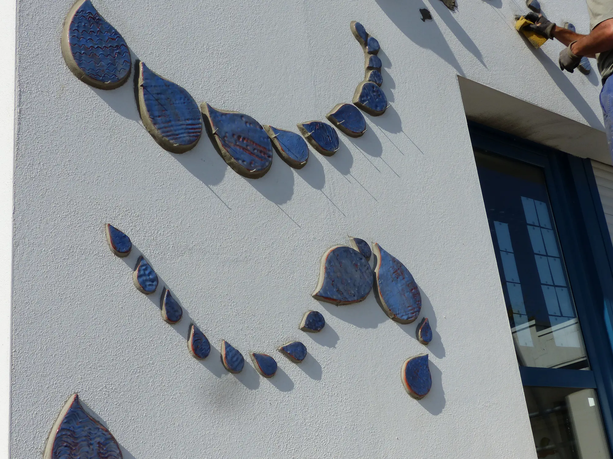 fresque murale école PEV partie bleue fresque murale en céramique gouttes d'eau