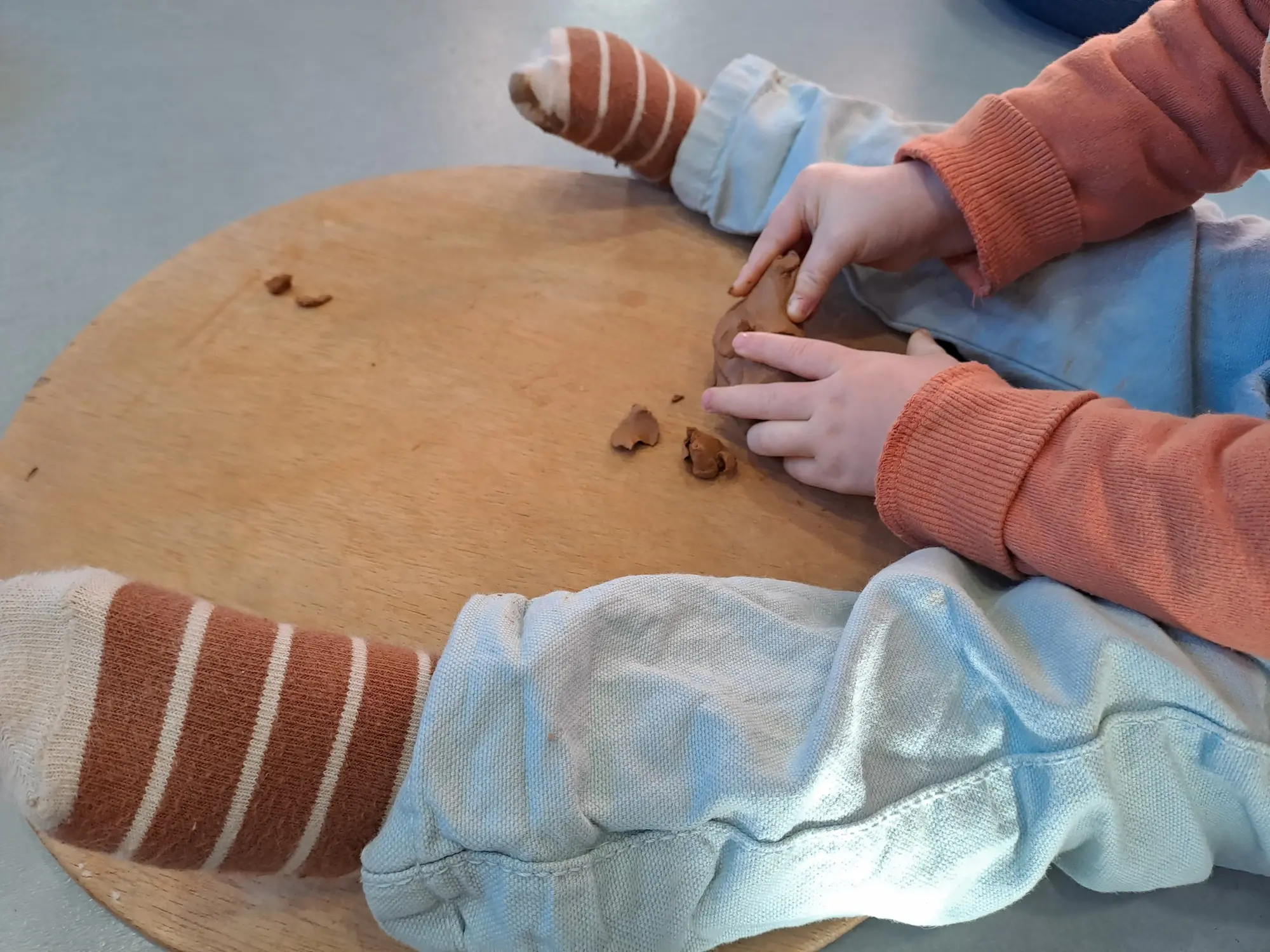 petites mains qui modèlent la terre petites mains qui modèlent la terre