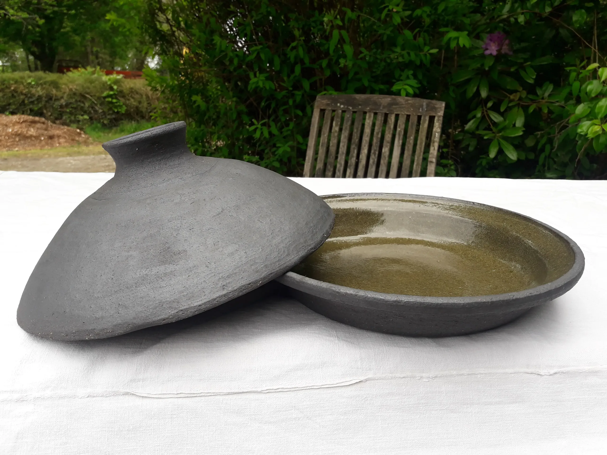 tajine terre noire émail vert tajine terre noire émaillé vert à l'intérieur