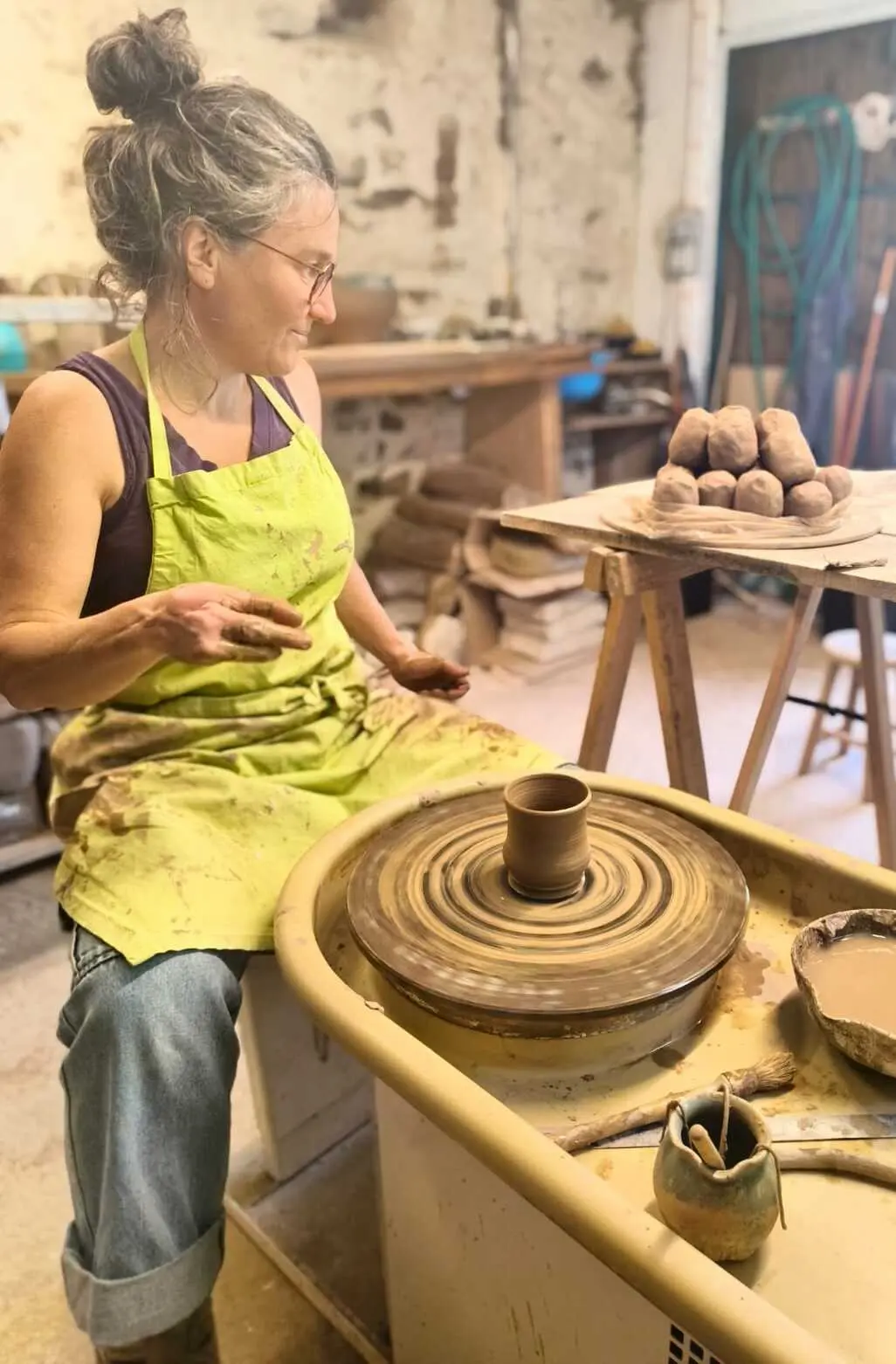terminado Marie devant son tour avec une tasse en fabrication